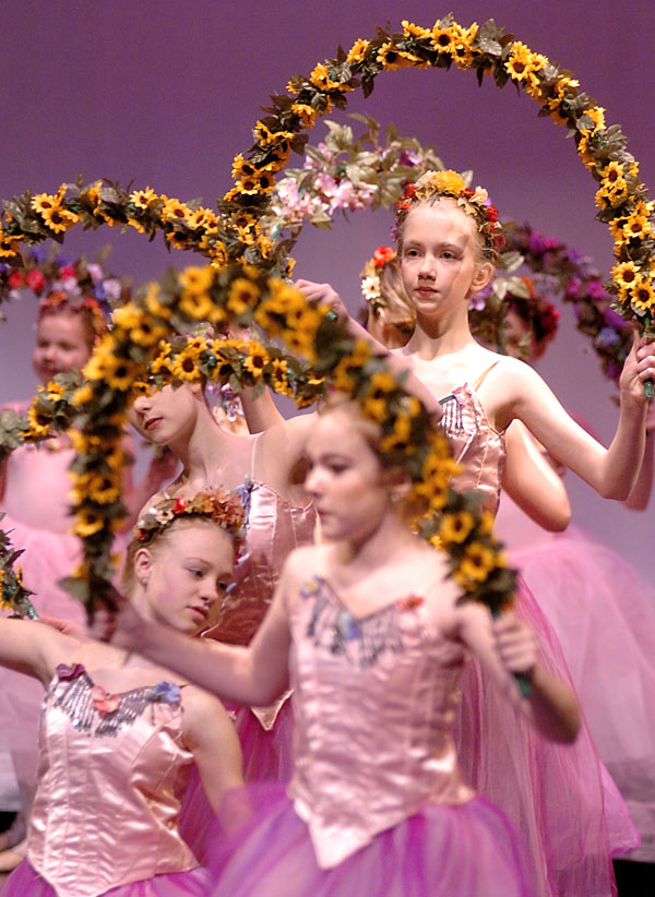 How to take better holiday photos: Shooting dance recital and performance photos via Phototuts+